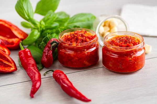 Ahşap yüzeyde sarımsaklı ve fesleğenli lezzetli biber ezmesi..