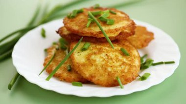 Kahvaltıda öğle veya akşam yemeğinde ev yapımı patatesli krep..