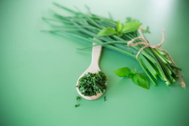 Yeşil yüzeyde taze ve kurutulmuş soğan dilimleri.