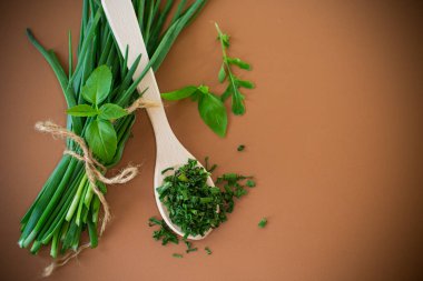 Kahverengi yüzeyde taze ve kurutulmuş soğan dilimleri.