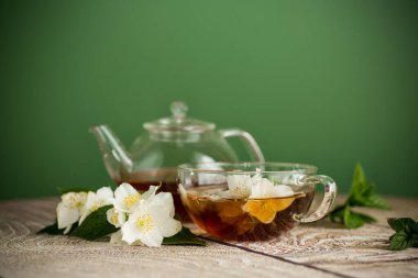 Yeşil arka planda yasemin çayı..