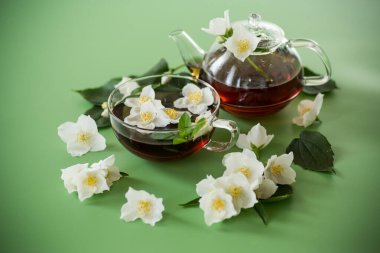 Yasemin çiçekli demlenmiş yeşil çay..