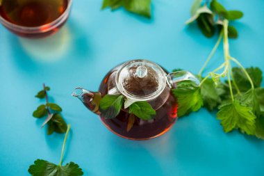 Naneli ve üzümlü çay fincanının üst görüntüsü..