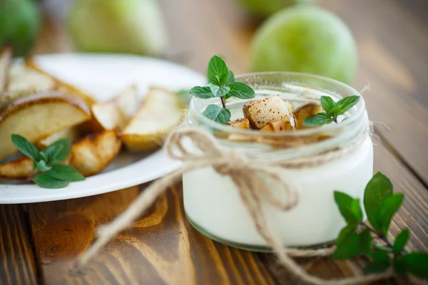 Yogurt with roasted pears — Stock Photo, Image