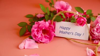 Zarif pembe güller ve üzerinde teşekkür yazan bir kart..