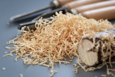 Masada ahşap talaşı olan marangozluk aletleri..