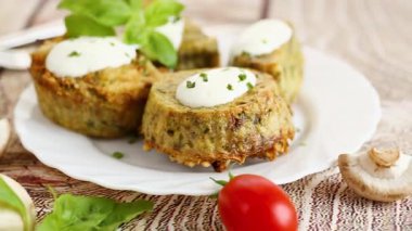 Ev yapımı patates ve yeşil garnitürlü mantarlı kek..