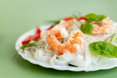 Asya yemeği haşlanmış pirinç eriştesi, karides ve fesleğen..