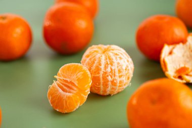 Tatlı olgun narenciye meyveleri sergilenir dağınık aromatik kabuklarla.