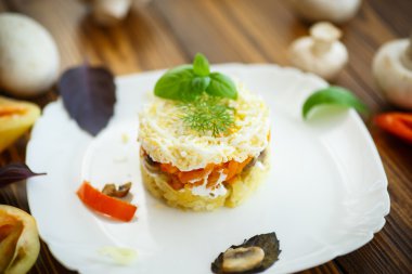 katmanlı salata sebze ve mantar ile