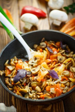 biber, soğan ile kızarmış yağlı mantar