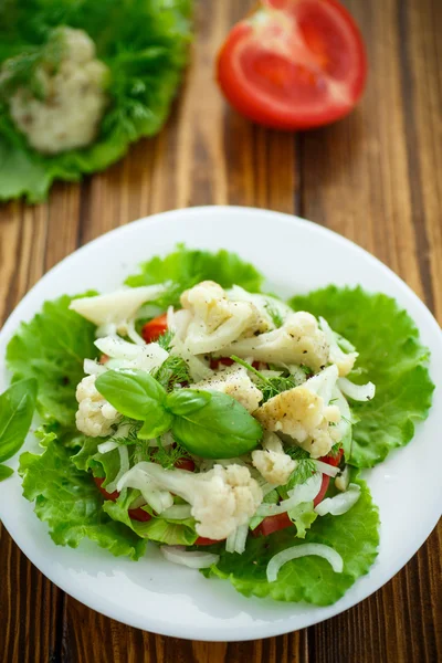 Insalata con cavolfiore, pomodori ed erbe aromatiche — Foto Stock