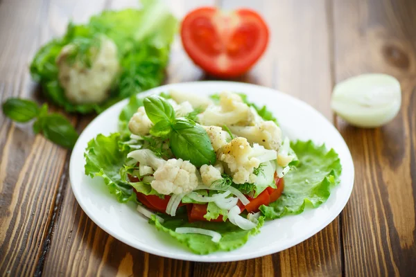 Salada com couve-flor, tomates e ervas — Fotografia de Stock