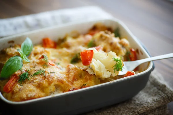 Blumenkohl mit Tomaten gebacken — Stockfoto