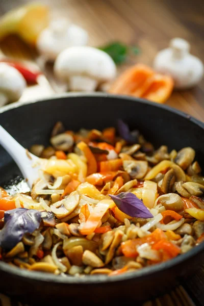 Gebakken champignons met paprika en uien — Stockfoto