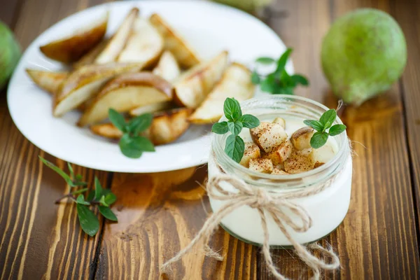 Yogurt con peras asadas —  Fotos de Stock