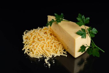 Öğlen yemeğinde rendelenmiş organik peynir..