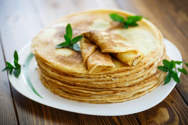 Many thin pancakes on a plate — Stock Photo, Image