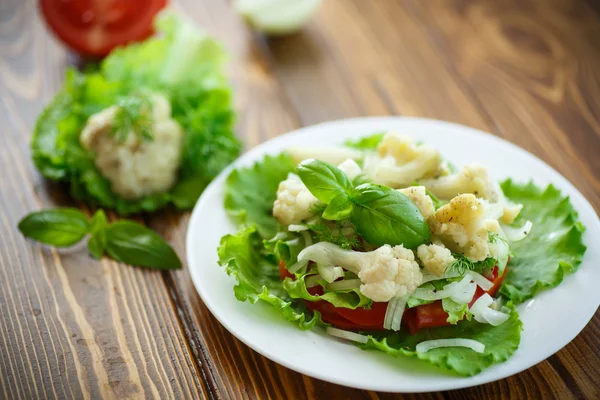 Salad with cauliflower, tomatoes and herbs — Stock Photo, Image