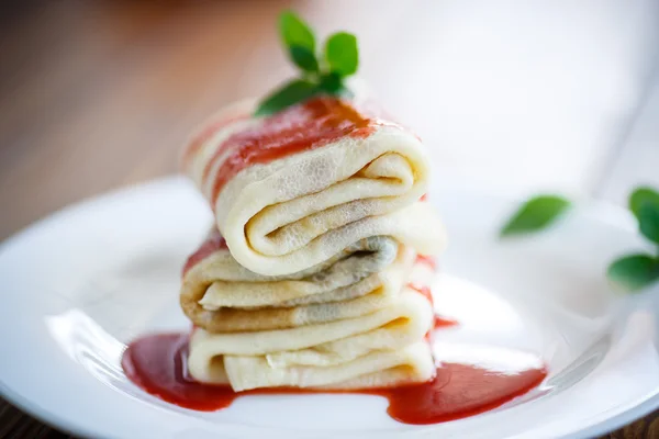 Sweet pancakes with strawberry jam — Stock Photo, Image