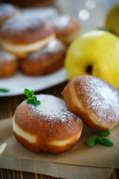 Donuts med kvæde påfyldning drysset - Stock-foto