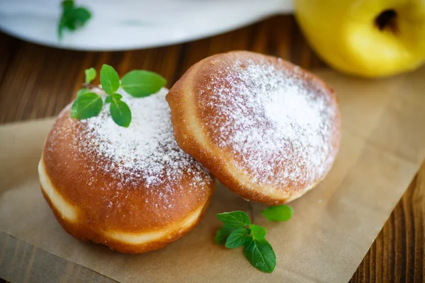 Donuts com enchimento de marmelo polvilhado — Fotografia de Stock