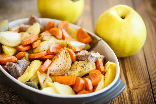 Meat baked with quince — Stock Photo, Image