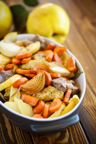 Carne horneada con membrillo —  Fotos de Stock