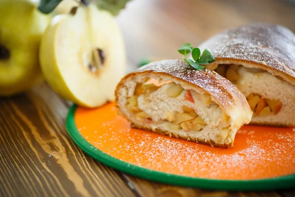 Dolce strudel farcito con mela cotogna — Foto Stock