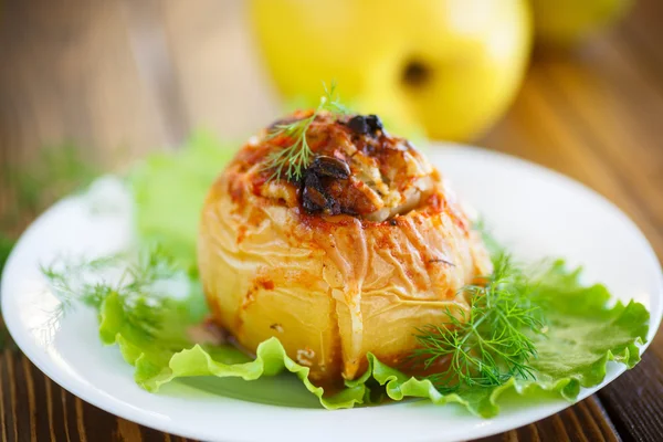 Quitten gefüllt mit Fleisch — Stockfoto