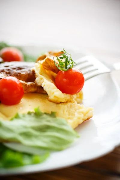Omeleta s rajčaty a salátem — Stock fotografie