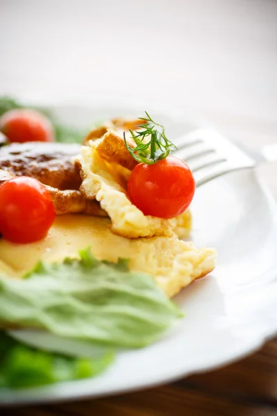 Omelett med tomater och sallad — Stockfoto