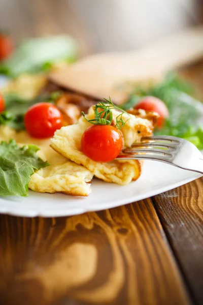 Omelett med tomater och sallad — Stockfoto