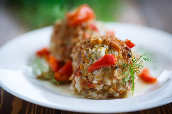 Albóndigas en salsa con pimiento dulce — Foto de Stock