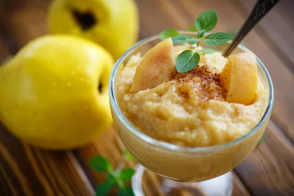 Puré de membrillo caramelizado dulce —  Fotos de Stock