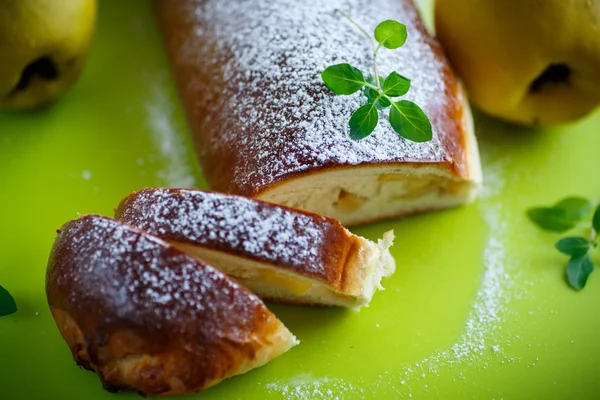 Dolce strudel farcito con mela cotogna — Foto Stock