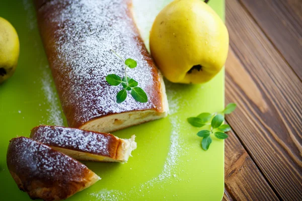 Dolce strudel farcito con mela cotogna — Foto Stock