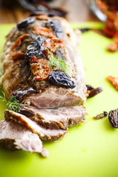 Kött i ugn med katrinplommon och tomater — Stockfoto