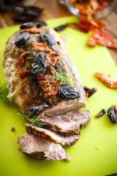 Kött i ugn med katrinplommon och tomater — Stockfoto
