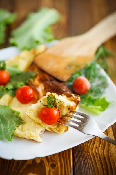 Omelette with tomatoes and lettuce — Stock Photo, Image