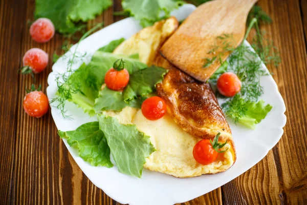 Omelette with tomatoes and lettuce — Stock Photo, Image