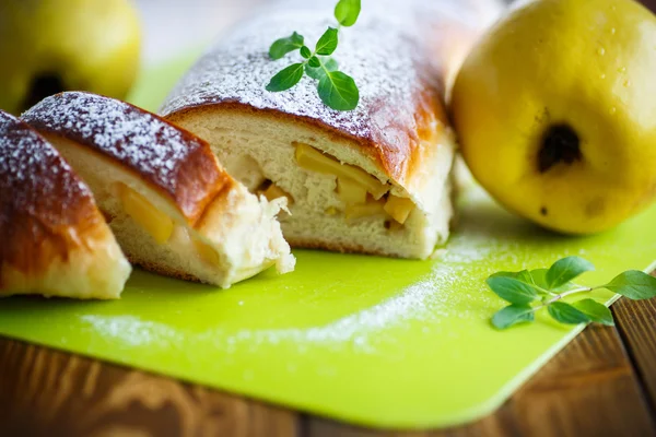 Sweet strudel stuffed with quince — Stock Photo, Image