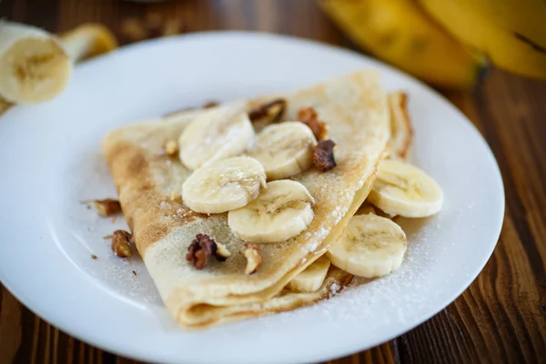 Söta pannkakor med bananer och nötter — Stockfoto