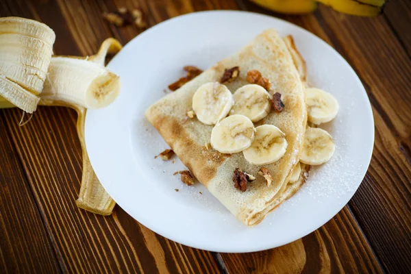 Söta pannkakor med bananer och nötter — Stockfoto