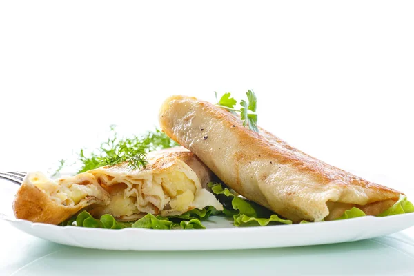 Rollos de primavera rellenos fritos en un plato —  Fotos de Stock