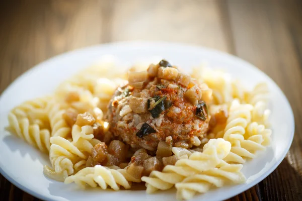 Frikadellen mit Sauce und Nudeln lizenzfreie Stockfotos