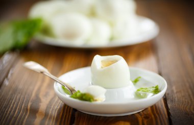 Tabakta haşlanmış yumurta.