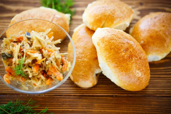 Lahana ve lahana turşusu ile ev yapımı börek — Stok Foto © Rawlik 94286898