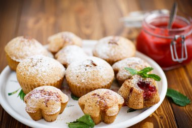 içinde meyve reçelli tatlı çörek