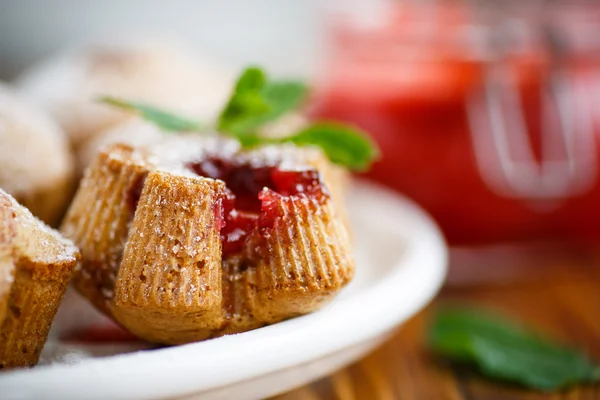 Muffins doces com geléia de frutas no interior — Fotografia de Stock